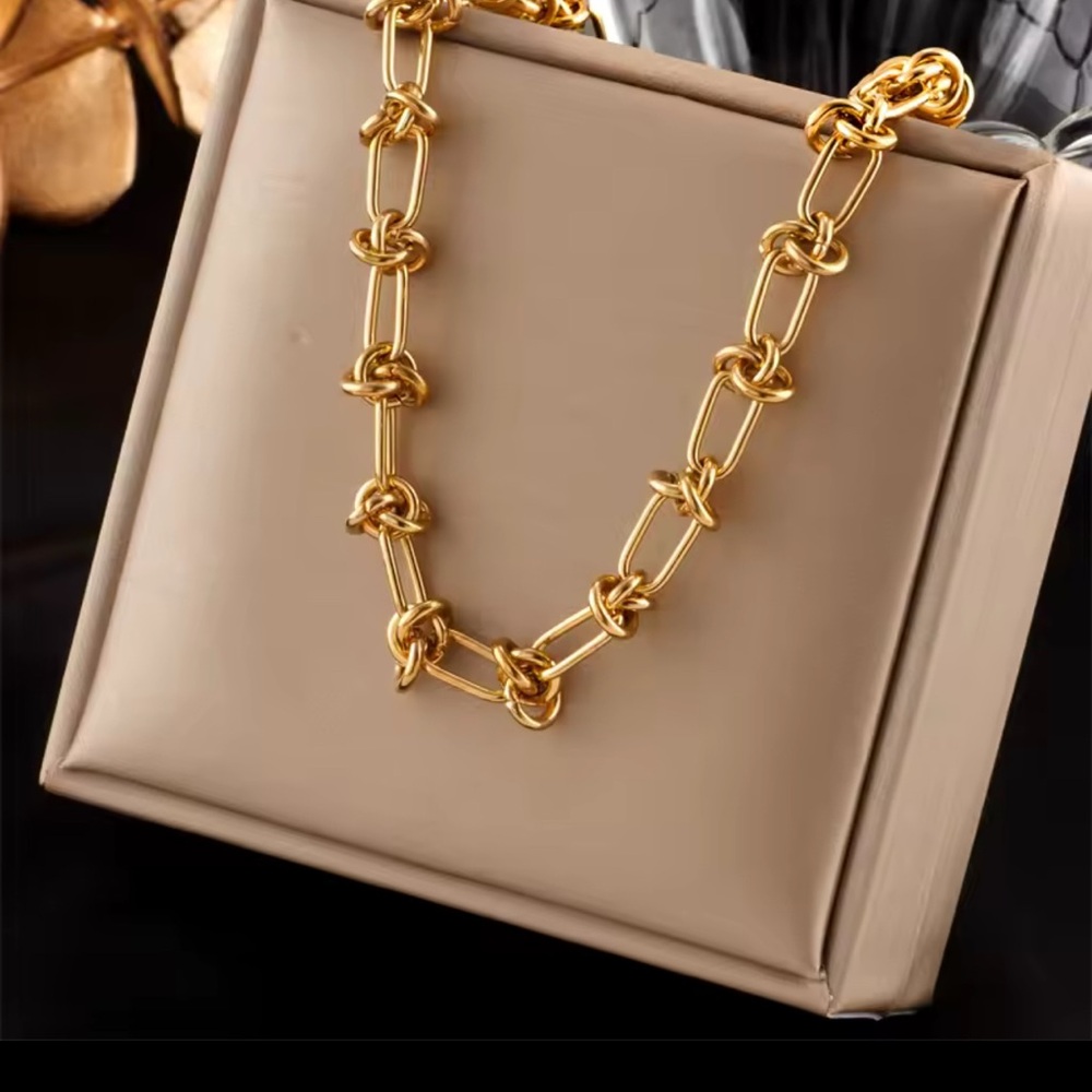 Chic 18 k Gold plated steel Knot Necklace